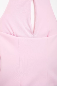 Makroaufnahme von rosa Neckholder-Oberteil mit feiner Naht und strukturierter Stofftextur
