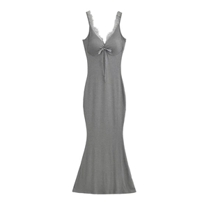 Robe moulante grise col en V avec dentelle et coupe sirène pour les soirées d'été