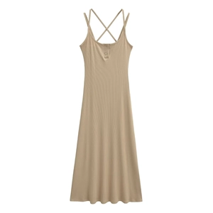 Détail du dos croisé et des boutons sur la robe mi-longue en maille côtelée beige
