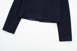 Detailaufnahme von dunkelblauem Jackensaum und Ärmel mit seidigem Innenfutter