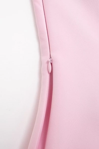 Detaillierte Makroansicht des nahtlosen verdeckten Reißverschlusses an einem rosa Neckholder-Top