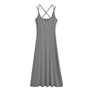 Robe moulante grise en maille côtelée pour femmes avec dos croisé et boutons