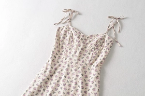 Détail d'une robe d'été fleurie avec bretelles réglables et décolleté en cœur chic