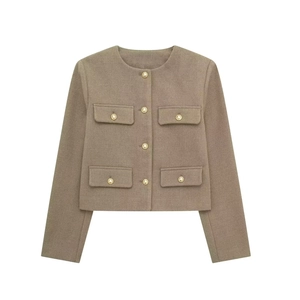 Gros plan sur une veste courte en tweed beige avec col rond et boutons dorés