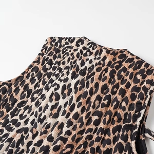 Détail du tissu matelassé à imprimé léopard sur ce gilet sans manches d'été élégant
