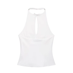 Detail des weißen Neckholder-Tops mit Brust-Ausschnitt und weicher Stofftextur auf hellem Grund