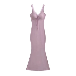 Robe longue d'été mauve moulante avec col en V en dentelle et ourlet sirène élégant
