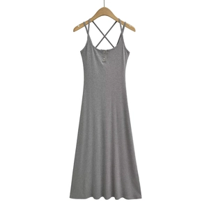Détail d'une robe moulante grise en maille côtelée avec dos lacé et col Henley