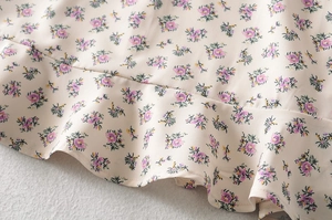 Vue détaillée de la robe fleurie violette de style français avec ourlet à volants et mousseline