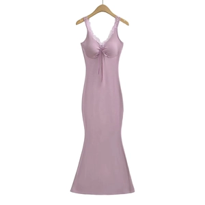 Détail d'une robe maxi lilas avec décolleté en V dentelle et nœud décoratif