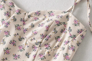 Vue détaillée du motif floral et de la texture du tissu au niveau de l'encolure cœur