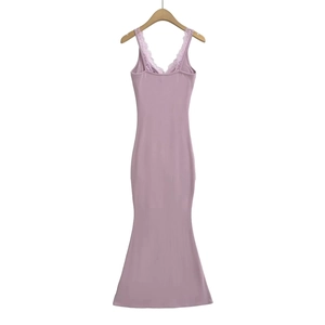 Détail de la bordure en dentelle sur la robe longue sirène ajustée en violet mauve