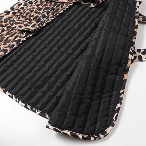 Détail du gilet matelassé léopard avec coutures verticales noires et bords gansés