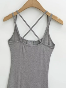 Détail du débardeur gris côtelé avec bretelles croisées dans le dos et coupe ajustée