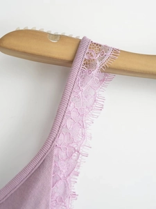 Gros plan sur une robe violette en maille côtelée avec bordure en dentelle florale
