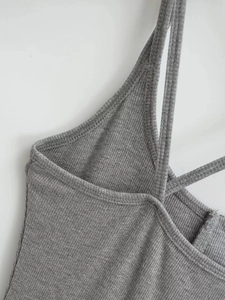 Détail du tissu côtelé gris avec double couture fine sur les fines bretelles spaghetti