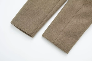 Detailaufnahme der schweren khakifarbenen Wollmischung und der Textur der Jackenmanschetten