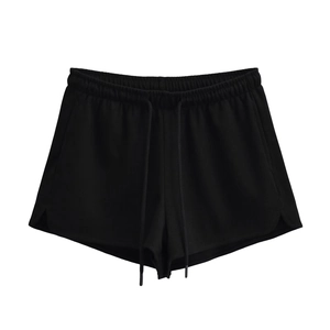 Short femme en maille côtelée noire avec cordon de serrage et ourlet courbé fendu