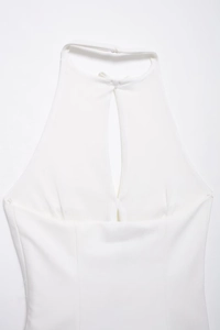Details des weißen Halterneck-Tops mit Keyhole-Ausschnitt und feinen Faltenstrukturen