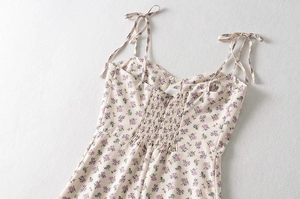Détail des bretelles nouées et du dos smocké élastique sur cette robe à fleurs