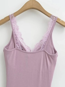 Gros plan sur le tricot côtelé lavande avec dentelle florale élégante sur l'encolure en V