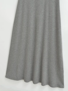 Détail du tissu en maille côtelée grise d'une robe trapèze avec texture de qualité