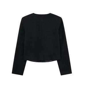 Rückansicht der schwarzen Damen-Kurzjacke mit Strukturstoff und klaren Nahtdetails