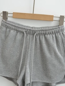Détail de la taille élastique et du cordon sur ce short en maille gris chiné
