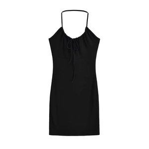 Dettaglio dello scollo all'americana con coulisse e texture a pieghe sull'abito nero