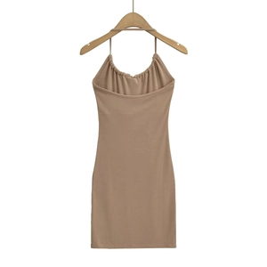 Dettaglio dell'abito bodycon marrone con scollo all'americana in maglia testurizzata