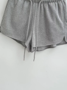 Détail du short en maille gris avec taille élastique à cordon et texture chinée