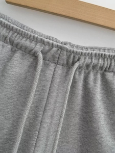 Détail de short gris en coton avec taille élastique et cordon de serrage tissé ajustable