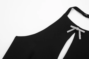 Detail eines schwarzen Neckholder-Tops mit Keyhole-Ausschnitt und funkelndem Strass-Bogen