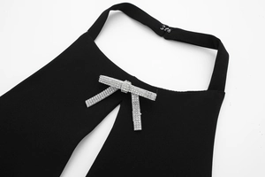 Detail eines schwarzen Neckholder-Tops mit Strass-Schleife und Tropfen-Ausschnitt