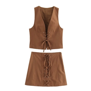 Ensemble deux pièces marron pour femme avec gilet à lacets et jupe courte assortie