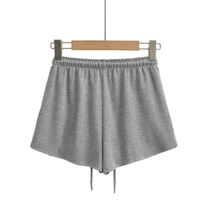 Détail d'un short en maille côtelée grise avec taille élastique et cordon de serrage