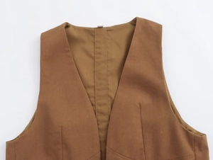 Vue détaillée du col en V profond et des coutures du débardeur ajusté marron caramel