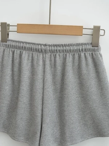 Détail du short gris à fines côtes avec taille élastique et cordon de serrage