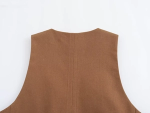 Détail de la couture arrière du débardeur marron et texture du tissu en coton