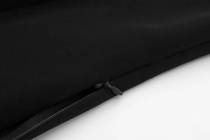 Detailansicht eines schwarzen Neckholder-Tops mit verdecktem Reißverschluss und Webstoff