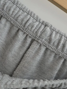 Vue détaillée de la taille élastique et des coutures doubles sur ce short gris chiné