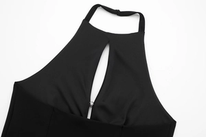 Detail eines schwarzen Neckholder-Tops mit Ausschnitt und silberner Metallschnalle