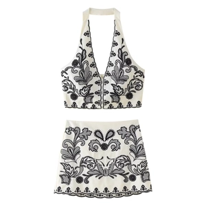Set estivo da donna 2 pezzi con crop top ricamato e minigonna a fiori