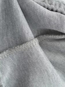 Détail du short en maille grise montrant la taille élastique et la couture surjet