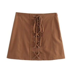 Mini-jupe trapèze marron pour femme avec laçage, œillets argentés et coutures fendues