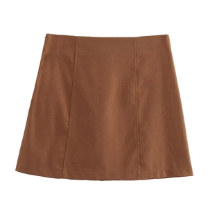 Vue détaillée à plat de la mini-jupe trapèze marron caramel avec coutures soignées