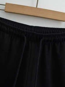 Détail du short noir en maille côtelée avec taille élastique à cordon et texture douce