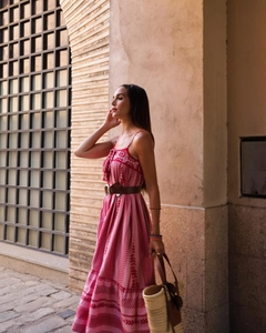 Dettaglio dell'abito lungo bohémien rosa con patchwork all'uncinetto e motivi etnici geometrici