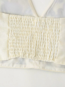 Dettaglio dell'elastico a nido d'ape su tessuto in lino traspirante color bianco avorio