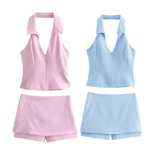 Completo due pezzi da donna con gilet allacciato al collo e pantaloncini rosa e blu cielo
